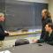 Kavliprivinner Alan Guth i samtale med stipendiatene  Maksym Brilenkov og Trygve Leithe Svalheim. Foto Marina Tofting