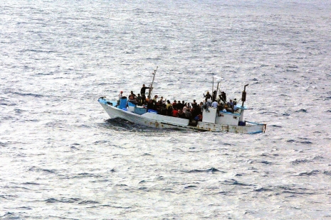 Bilde av flyktninger på en overfylt båt