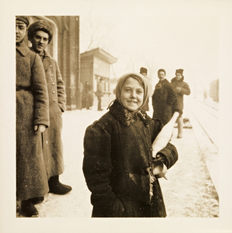 En jente med melkeflaske på jernbanestasjonen, Saratov, Russland, desember 1921