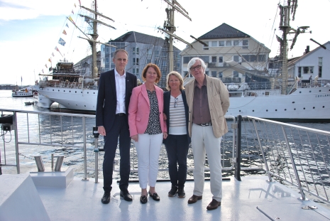 Ole Torp, Peter haugan, Gunn Birkelund og Lise Øvreås på dekket av Vision of the Fjords i Arendal.