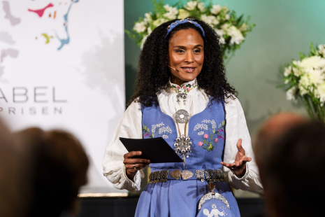 Festkledd kvinne i bunad ser på kamera
