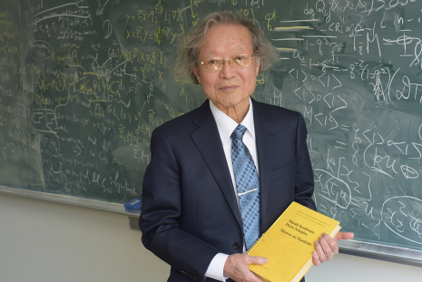 Mann foran tavle med matematikk