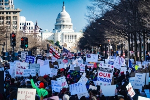 Protester utenfor kongressen i januar 2021. 