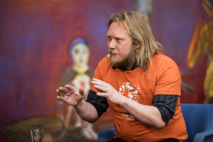 Mann intervjuer en person man ikke kan se