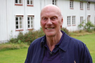 Fred Kavli foran barndomshjemmet i Eresfjorden i Romsdal. (Foto: Jens Blom)
