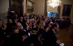 En fullsatt foredragssal på Akademiet applauderte vinneren av den første Yaras Birkelandpris i fysikk og kjemi, Dr. Melanie Zimmermann. (Foto: Eirik Furu Baardsen)