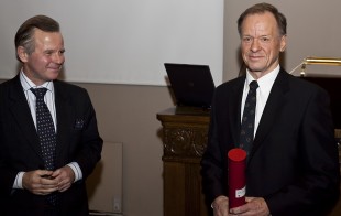 Rektor Ole Petter Ottersen fra Universitetet i Oslo(Til venstre) overrakte Framkomiteens Belønning for Polarforskning til Karl-Arne Stokkan ved Universitetet i Tromsø.