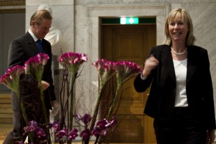 Klimaforsker Cecilie Mauritzen mottok Framkomiteens belønning for polarforskning. Prisen ble overrakt av Rektor ved Uio, Ole Petter Ottersen.