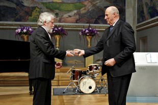 Endre Szemerédi fikk overrakt Abelprisen av kong Harald i Universitetets Aula. Foto: Erlend Aas/Scanpix