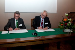Avtalen signeres av Akademiets generalsekretær Øivind Andersen og Bård Krokan, Vice President i Statoil.