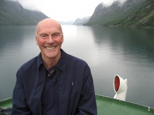 Fred Kavli fotografert på fergetur på Eikesdalsvannet i forbindelse med tv-programmet. Foto: Stig Andersen