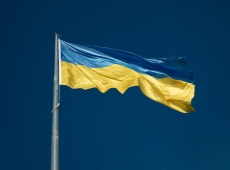 Ukrainsk flagg i vinden (Foto: Yehor Milohrodskyi / Unsplash) 