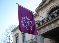 Abelprisen flagg veier fra flaggstangen på Vitenskapsakademiet. Foto Unni Irmelin Kvam