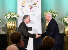 Abelprisvinner 2022, Dennis Sullivan, mottar Abelprisen av H.M Kong Harald. 