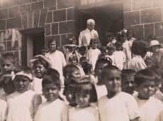 Nansen fotografert utenfor et armensk barnehjem