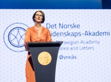 Lise Øvreås på talerstolen.