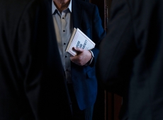 Mann med boken "Hvor går demokratiet?" (Foto: Stang Media)