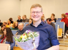 Morten Munthe mottar blomster som Holmboeprisvinner 2023. Foto: Anne Helene Bakke