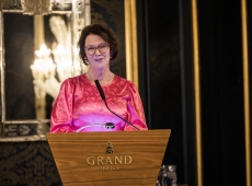 Preses Lise Øvreås på talerstolen under årsmøtet