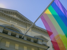 Prideflagget heises hos DNVA