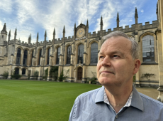 Tore Rem fotografert foran universitetsbygning i Oxford