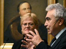 Dr. Fatih Birol  profil. I bakgrunnen Kristin Halvorsen.