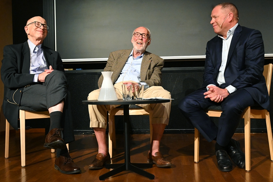 Jim Simons i samtale med Nils A. Baas og Nicolai Tangen. (Foto: Ola Gamst Sæther)