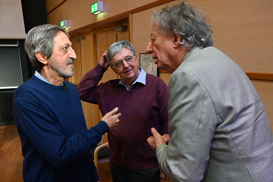 Avi Widgerson, László Lovász og Dennis Sullivan i samtale under Abelforelesningene. (Foto: Ola Gamst Sæther)