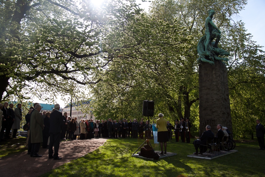 Kransenedleggelse ved Gustav Vigelands Abelmonument 2015. Foto: Eirik Furu Baardsen / DNVA