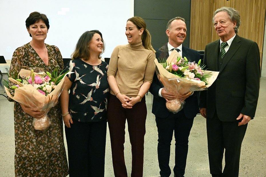 Holmboeprisutdelingen 2022 - her med assisterende rektor, Kerstin Dublie Erdal (Oslo Katedralskole), leder for Norsk matematikkråd, Antonella Zanna Munthe-Kaas, statsråd Tonje Brenna (Kunnskapsminister), årets matematikklærer, Tor Espen Kristensen (Stord vidaregåande skule) og til høyre, årets Abelprisvinner, Dennis Sullivan.