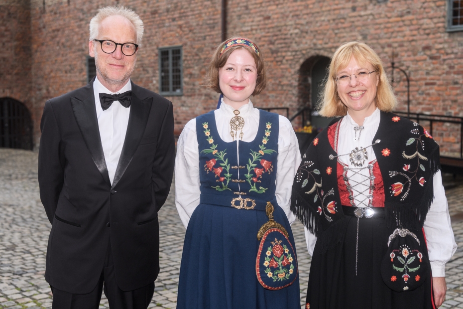 Øyvind Sørensen, direktør ved DNVA med Anne Helene Bakke, og Åse Wetås. direktør i språkrådet.  (Foto: Naina Helén Jåma / Abelprisen)