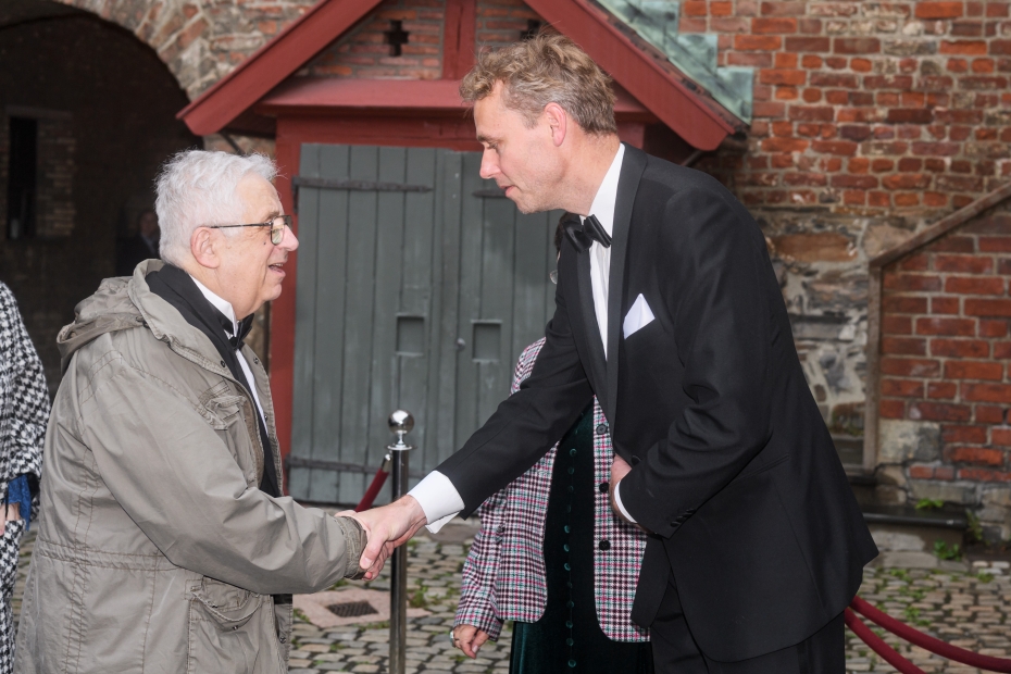 Gregory Margulis, Abelprisvinner 2020, møter statsråd Ola Borten Moe. (Foto: Naina Helén Jåma / Abelprisen)