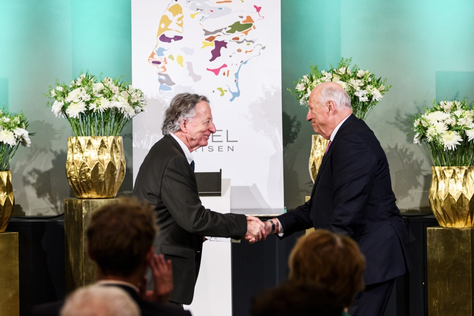 Abelprisvinner 2022, Dennis Sullivan, mottar Abelprisen av H.M Kong Harald. 