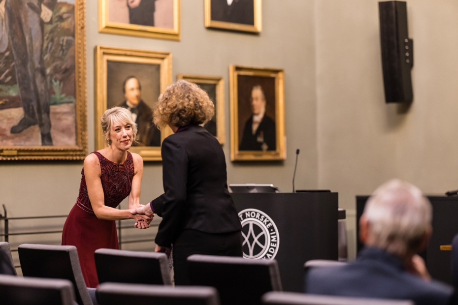 Maja Janmyr hilser på Kari Veiteberg