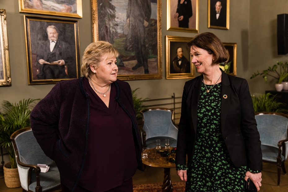Tidligere statsminister Erna Solberg møter Preses Lise Øvreås.