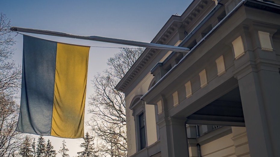 Akademiet flagger det ukrainske flagget, februar 2023