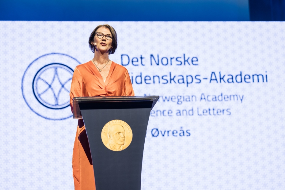 Lise Øvreås på talerstolen.