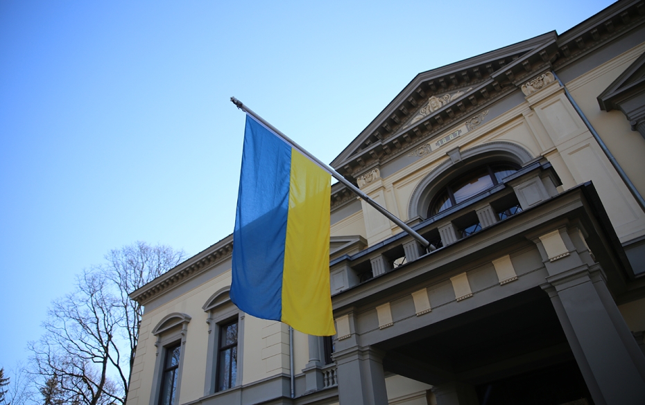 Akademiet flagger med Ukrainas flagg.