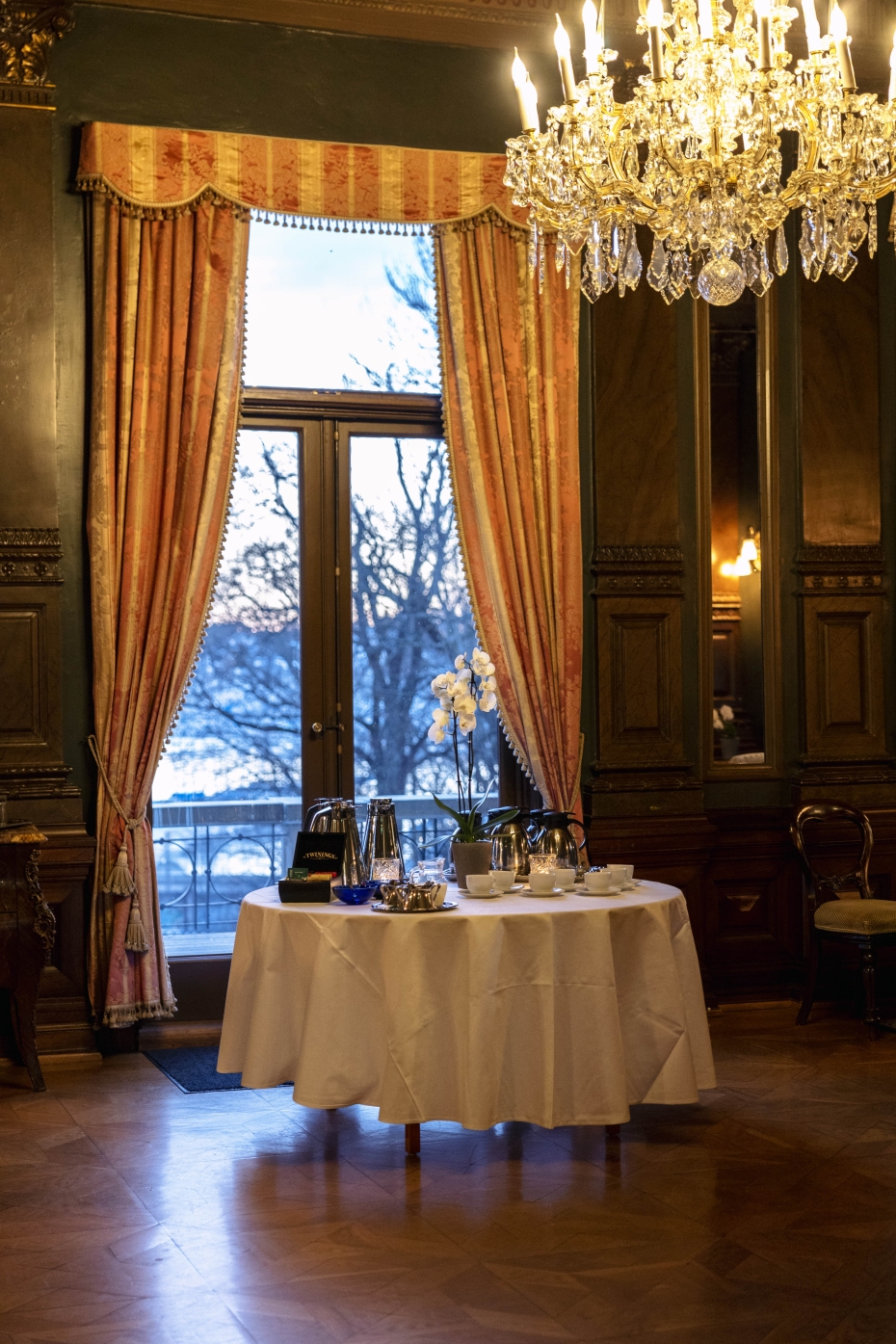 Interiørbilde av Gobelinsalen med utsikt ut med kaffeservering / Foto: Stang Media