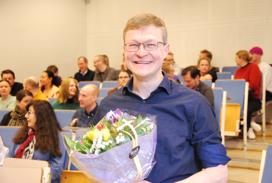 Morten Munthe mottar blomster som Holmboeprisvinner 2023. Foto: Anne Helene Bakke