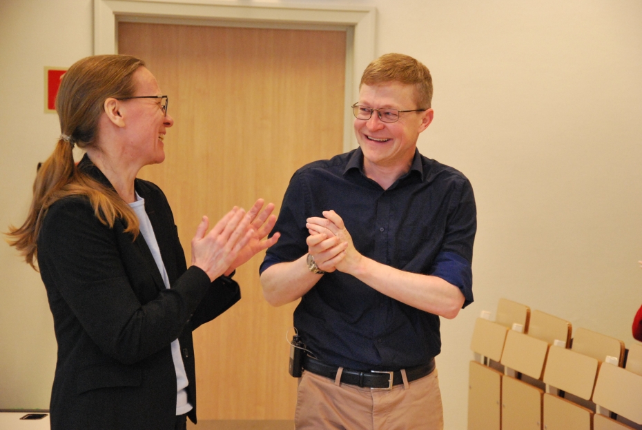 I. Christin Borge, nestleder i Norsk matematikkråd gratulerer Holmboeprisvinner 2023, Morten Munthe. Foto: Anne Helene Bakke