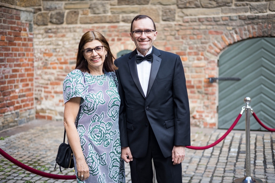 Klima- og miljøminister Espen Barth Eide med sin kone Paloma Rosón Hernández utenfor Akershus slott