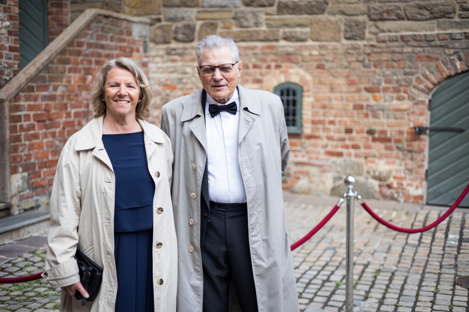 Generalsekretær i Det Norske Videnskaps-Akademi, Gunn Elisabeth Birkelund, sammen med John R Eriksen utenfor Akershus slott