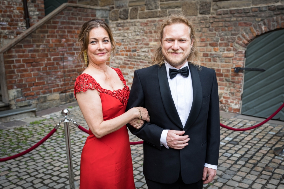 Produsent Anette Hobson og programleder Torkild Jemterud fra Abels tårn utenfor Akershus slott