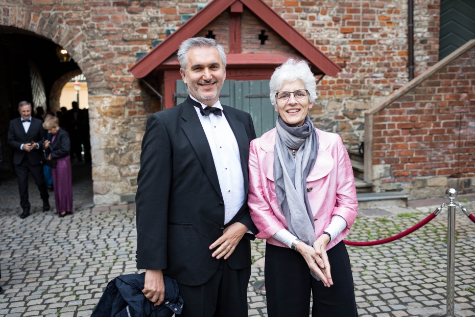 Abelkomitémedlem Ulrike Tillmann utenfor Akershus slott, sammen med Jonathan Morris 
