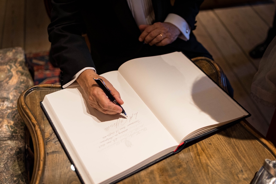 Abelprisvinner Luis Caffarelli signerer gjesteboken på Akershus slott