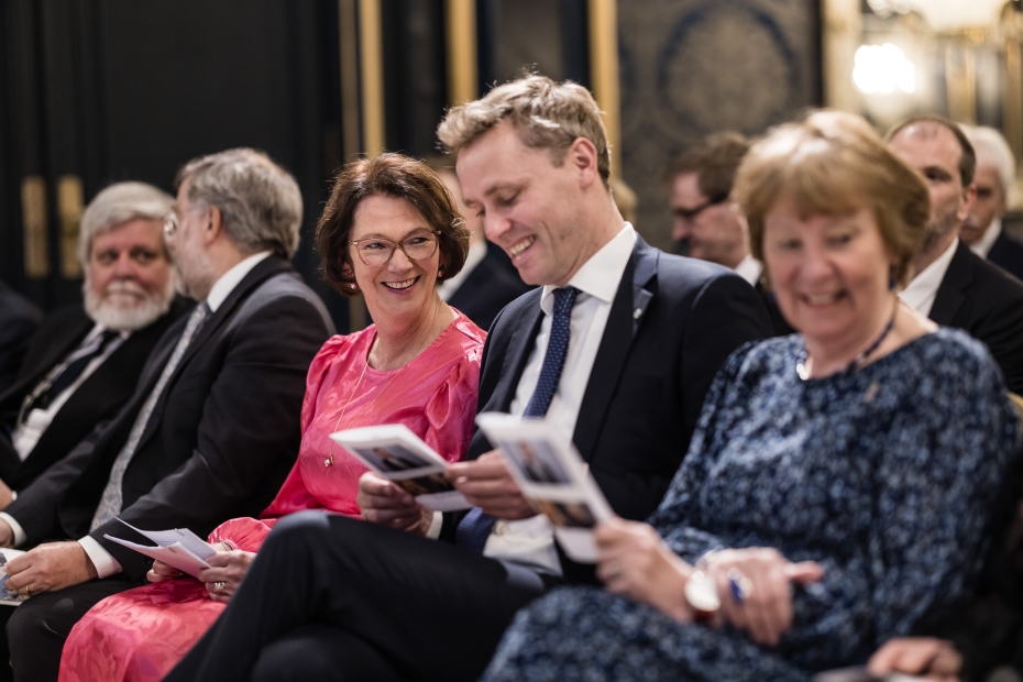 Smil og latter mellom Lise Øvreås, Ola Borten Moe og Marianne Borgen  under årsmøtet på Grand. 
