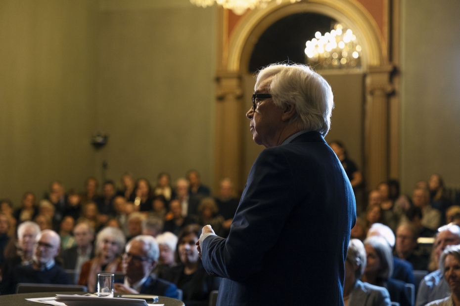 Mannlig journalist, Ole Torp, leder et møte om demokrati i Kavlisalen.