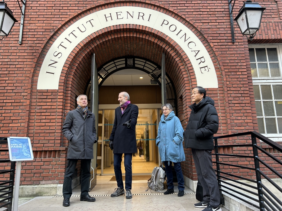 Helge Holden, Martin Hairer, Ursula Hamenstädt og Jun-Muk Hwang, Abelkomiteen utenfor Institute Henri Poincaré, Sorbonne.