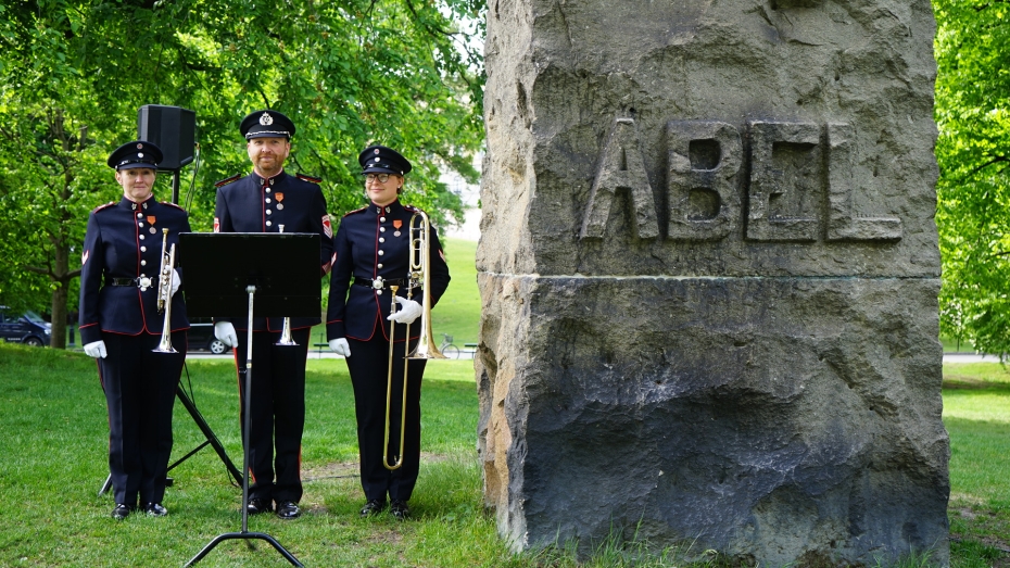 Musikere ved monument